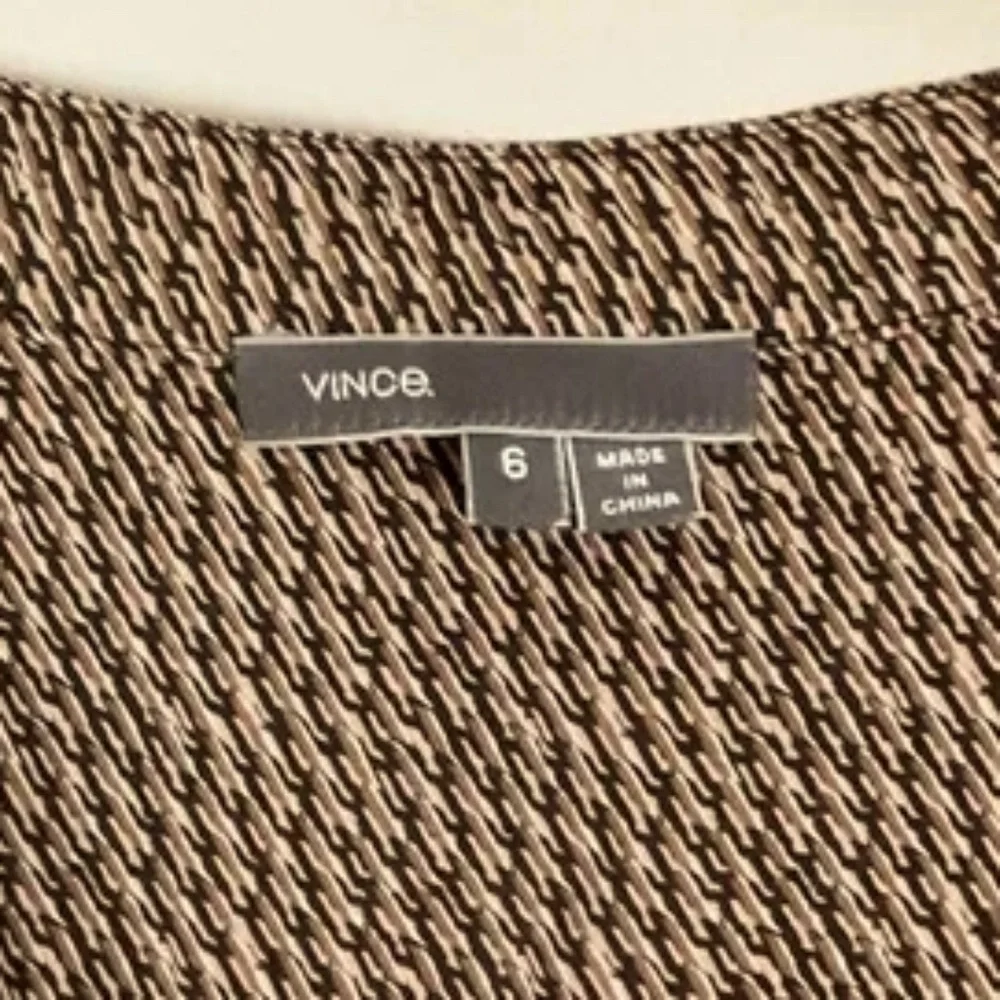 VINCE Silk Popover Long Sleeve Tab Blouse Top Tan Brown Black Pattern Size 6 - Picture 4 of 6
